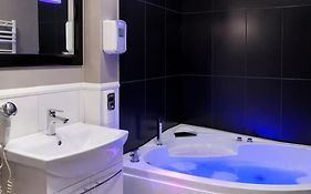 EUROPA22 Apartament z JACUZZI w samym sercu miasta Tomaszów Maz - balkon z widokiem na park i fontanny Zameldowanie od 13 Blisko Areny Lodowej